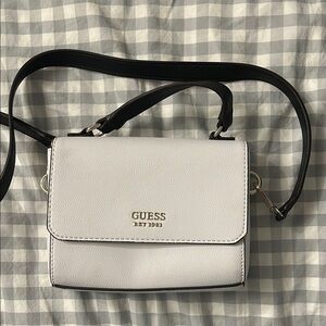 Guess Elegant White and Black Crossbody Bag